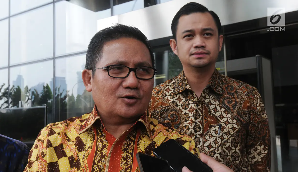 Wali Kota Gorontalo Marthen Taha (kiri) dan Wakil Wali Kota Gorontalo Ryan Kono (kanan) memberikan keterangan kepada awak media usai menyerahkan Laporan Harta Kekayaan Penyelenggara Negara (LHKPN) di Gedung KPK, Jakarta, Senin (01/07/2019). (merdeka.com/Dwi Narwoko)