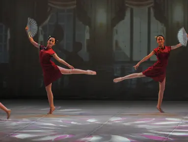 Sejumlah penari Balet dari "Ballet Sumber Cipta" mementaskan pergelaran tari bertajuk "The Nutcraker in Jazz" di Graha Bakti Budaya, Jakarta, Sabtu (19/12). Ini merupakan Kolaborasi antara musik Jazz dan Tarian balet.(Liputan6.com/JohanTallo)