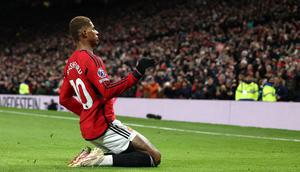Pemain Manchester United, Marcus Rashford melakukan selebrasi setelah mencetak gol kedua timnya ke gawang Tottenham Hotspur pada laga lanjutan Liga Inggris 2023/2024 di Old Trafford, Manchester, Inggris, Senin (15/01/2024) dini hari WIB. (AFP/Darren Staples)