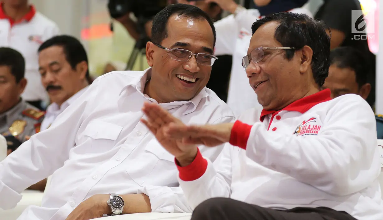 Ketua Gerakan Suluh Kebangsaan Mafud MD (kanan) berbincang dengan Menhub Budi Karya Sumadi saat dialog Jelajah Kebangsaan di Stasiun Gubeng, Surabaya, Jawa Timur, Kamis (21/2). Dialog Jelajah Kebangsaan ini masuk ke seri VIII. (Liputan6.com/JohanTallo)