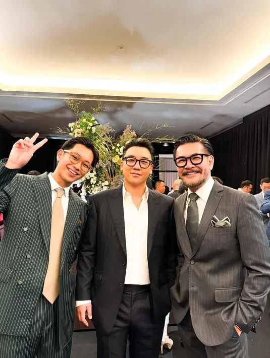 Yang paling mengejutkan adalah kehadirian Seungri Eks BIGBANG. Seungri tampil mengenakan setelan jas dan celana panjang hitam, kemeja putih, dan kacamata dengan frame hitam. [Foto: Instagram/ferrysal1m]