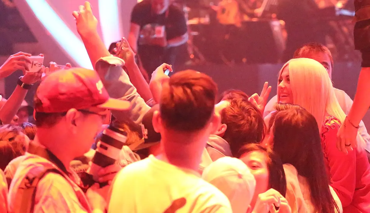 "I love you so much, aku cinta kamu, aku cinta Indonesia," kata Bebe Rexha yang dituntun Prilly Latuconsina dan Ruben Onsu. Kalimat ini langsung disambut teriakan antusias penonton yang memadati area konser. (Bambang E. Ros/Bintang.com)