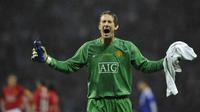 6. Edwin van der Sar, kiper ini didatangkan MU dari Fulham saat usianya 35 tahun pada musim 2005/2006. Selama enam musim dirinya menjadi pilihan utama Sir Alex Ferguson di bawah mistar gawang Setan Merah. (AFP/Franck Fife)