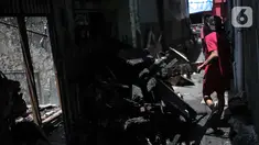 Wara mengais sisa-sisa kebakaran yang melanda permukiman di Jalan Setia, RT 12/02, Bidara Cina, Jatinegara, Jakarta, Selasa (22/10/2019). Kebakaran pada Senin (21/10) sore itu diduga berasal dari hubungan arus pendek listrik hingga menyebabkan hangusnya 51 rumah. (Liputan6.com/Faizal Fanani)