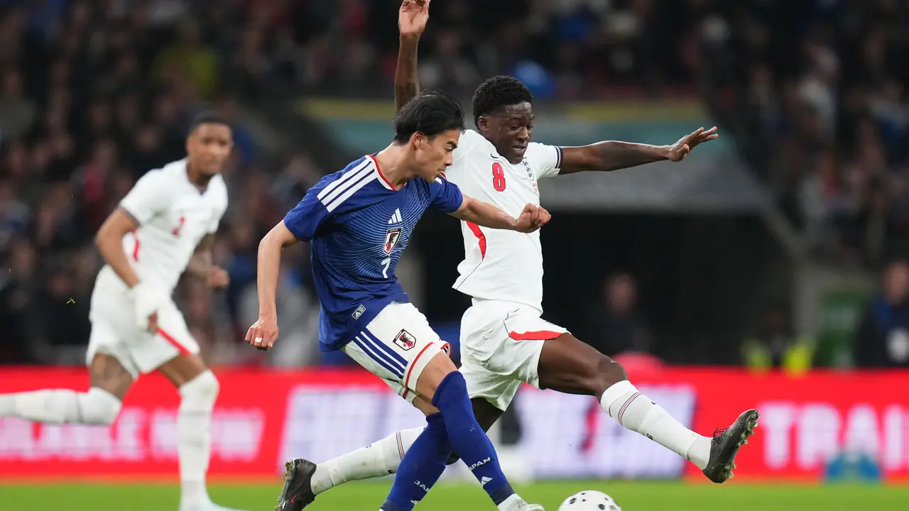 Winger Timnas Jepang Kaoru Mitoma diadang gelandang Timnas Inggris Kobbie Mainoo di laga uji coba di Stadion Wembley, Rabu (01/4/2026) dini hari WIB.