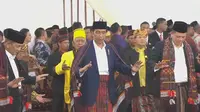 Presiden Joko Widodo menari Tortor saat acara adat pernikahan Kahiyang Ayu dan Bobby Nasution di Bukit Hijau Regency Taman Setia Budi (BHR Tasbi), Medan, Sabtu (24/11). (Liputan6.com/Vidio)