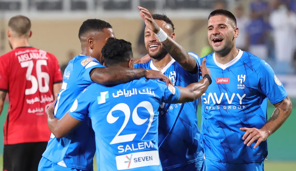 Pemain Al Hilal, Neymar (kedua kanan) melakukan selebrasi setelah Salem al-Dawsari mencetak gol kelima timnya ke gawang Al Riyadh pada laga lanjutan Liga Arab Saudi di Prince Faisal Bin Fahd Stadium, Riyadh, 16 September 2023 dini hari WIB. Al Hilal menang dengan skor 6-1. (AFP/Fayez Nureldine)