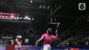 Ganda putri Indonesia Apriyani Rahayu/Siti  Fadia Silvi Ramadhanti mengembalikan kok Mayu Matsumoto/Wakana  Nagahara dari Jepang saat tampil dalam Indonesia Open 2022 di Istora Senayan, Jakarta, Rabu (15/6/2022). Apriyani Rahayu/Siti  Fadia Silvi Ramadhanti  menang dengan skor 21-7, 17-21, 21-17. (Liputan6.com/Faizal Fanani)