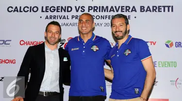 Alessandro Del Piero, David Trezeguet dan Gianluca Zambrotta (kiri ke kanan) berfoto bersama usai memberikan keterangan di Jakarta, Jumat (20/5/2016). Legenda Italia ditantang Primavera Barettidalam laga persahabatan. (Liputan6.com/Helmi Fithriansyah)