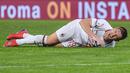 Krzysztof Piatek terkapar di lapangan pada laga lanjutan Serie A yang berlangsung di stadion Olimpico, Roma, Senin (4/2). AC Milan imbang 1-1 kontra AS Roma. (AFP/Tiziana Fabi)