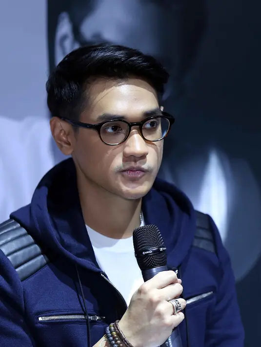 "Aku dulu itu suka minum di depan kulkas diem-diem, terus lanjut puasa lagi," lanjut Afgan. (Nurwahyunan/Bintang.com)