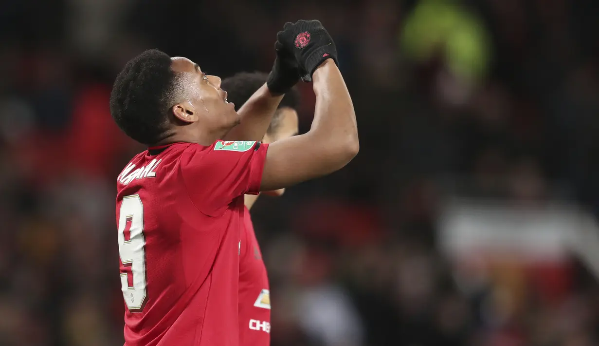 Penyerang Manchester United, Anthony Martial berselebrasi usai mencetak gol ke gawang Colchester United pada pertandingan perempat final Piala Liga Inggris di Old Trafford (18/12/2019). Di semifinal, MU akan bertemu Manchester City. (AP Photo/Jon Super)