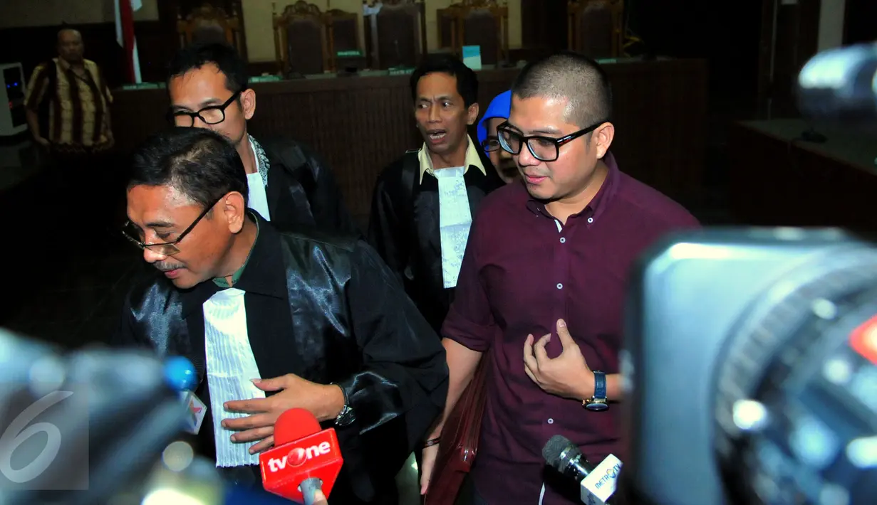 Terdakwa Muhammad Yagari Bhastara usai mendengarkan sidang pembacaan putusan di Pengadilan Tipikor, Jakarta, (17/2). Mantan anak buah pengacara Otto Cornelis Kaligis ini dijatuhkan vonis 2 tahun penjara. (Liputan6.com/Faisal R Syam)