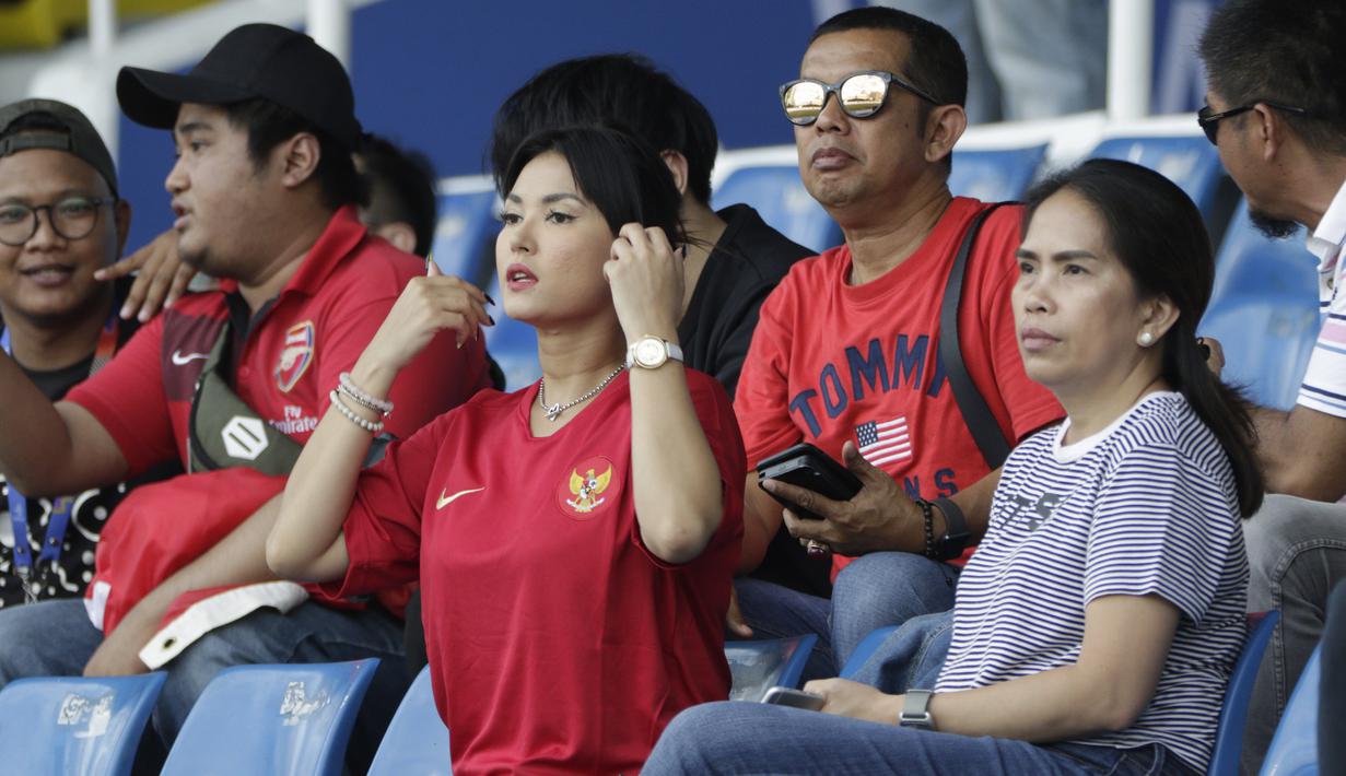 Bintang film asal Jepang, Maria Ozawa, memberikan dukungan untuk Timnas Indonesia U-22 saat melawan Thailand pada SEA Games 2019 di Stadion Rizal Memorial, Manila, Selasa (26/11). Indonesia menang 2-0 atas Thailand. (Bola.com/M Iqbal Ichsan)