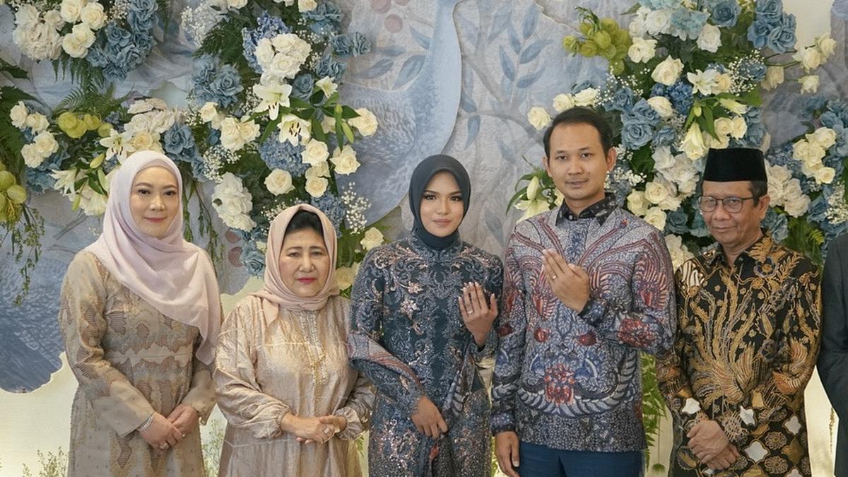 6 Potret Zahwa Nadhira Calon Menantu Mahfud MD, Kenakan Kebaya Biru saat Lamaran Berita Viral Hari Ini Jumat 20 September 2024