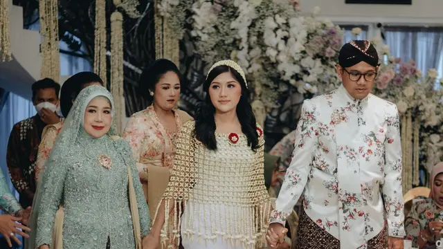 Erina Gudono dan keluarga dalam prosesi siraman di Yogyakarta, Jumat (9/12/2022). (Foto: Michael Omar Liman dari Instagram @erinagudono)