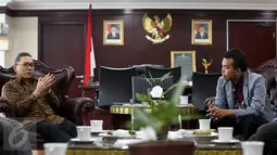 Ketua MPR Zulkifli Hasan saat menerima kunjungan dari BEM di Gedung Nusantara III, Jakarta, Kamis (30/3). Pertemuan tersebut membahas isu - isu terkini salah satunya Ketua MPR menanggapi seruan aksi 313 besok. (Liputan6.com/Johan Tallo)