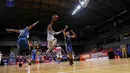 Pemain CLS Knight, Rachmad Febri Utomo melakukan lay up saat dihadang pemain Satya Wacana pada perempat final Playoffs Indonesia  Basket League (IBL) di Britama Arena, Jakarta, Selasa (17/5/2016). (Bola.com/Nicklas Hanoatubun)