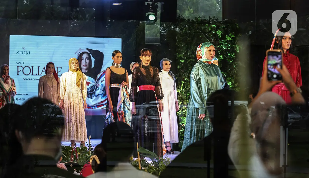 Model mengenakan koleksi scarf dari Sroja saat peluncuran di Jakarta, Sabtu (26/3/2022). Tema scarf perdana Sroja terinspirasi dari tanaman Monstera, Begonia, Calathea, Philodendron, Arboricola, dan Hoya yang divisualisasikan ke dalam design cantik dan penuh makna. (Liputan6.com/Johan Tallo)