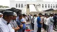 Umat muslim melaksanakan shalat Idul Adha di Masjid Al-Azhar, Kebayoran Baru, Jakarta Selatan, Minggu (16/6/2024). (Liputan6.com/Herman Zakharia)