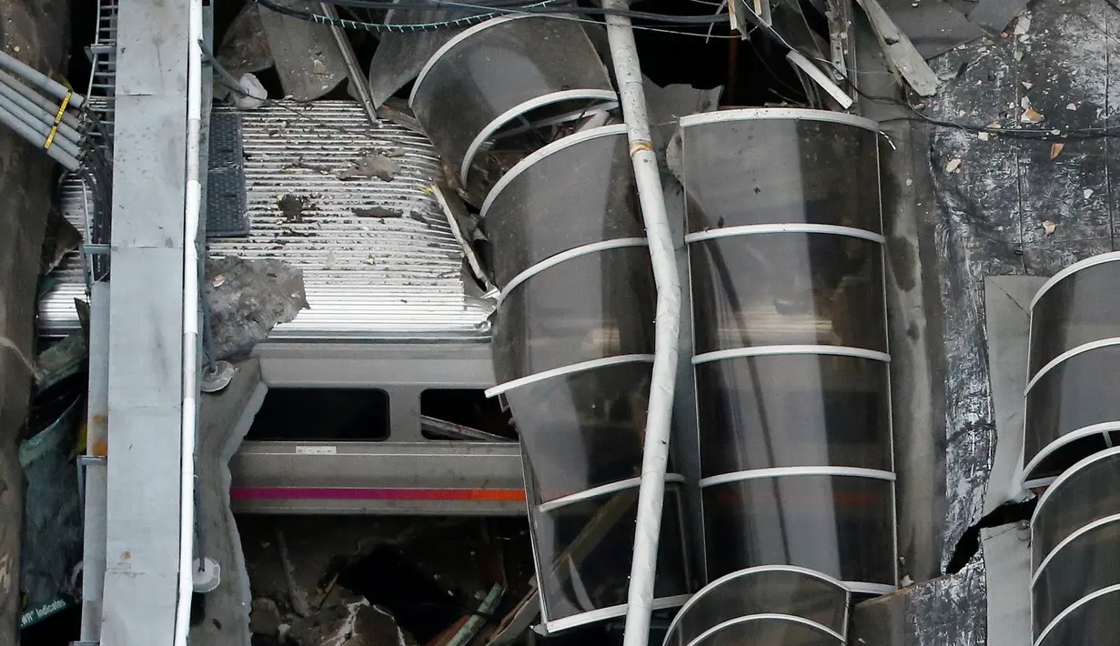 Gambar dari atas memperlihatkan kereta komuter yang tergelincir dan menabrak peron Stasiun Hoboken, New Jersey, Kamis (29/9). Hingga saat ini belum diketahui penyebab bablasnya kereta api yang transit dari New Jersey tersebut. (REUTERS/Carlo Allegri)