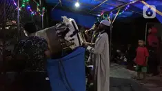 Sejumlah warga memukul bedug pada malam takbiran di kawasan Tanah Baru, Bogor, Jawa Barat, Sabtu (23/5/2020). Di tengah pandemi virus corona COVID-19, sejumlah warga tetap merayakan malam takbiran dengan memukul bedug. (Liputan6.com/Herman Zakharia)