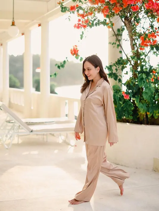 Di sisi lain, Shandy justru prihatin terhadap orang-orang yang kerap berkomentar dan ikut campur dengan urusan pribadinya. Ia sangat menyayangkan, terlebih jika para ibu sebaiknya fokus mengurus anak mereka. (Instagram/shandyaulia)