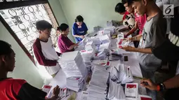 Sejumlah pekerja menyelesaikan pelipatan surat suara Pemilihan Umum 2019 di gudang logistik KPU Jakarta Pusat, Selasa (19/2). Nantinya surat suara itu akan didistribusikan sebelum penyelenggaraan Pemilu 2019. (Liputan6.com/Faizal Fanani)