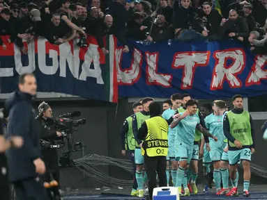 Pemain Bologna merayakan gol yang dicetak Santiago Castro pada pertandingan leg kedua 16 besar Liga Europa 2025/2026 melawan AS Roma di Stadion Olimpico, Kamis (19/3/2026) waktu setempat atau Jumat 20 Maret 2026 dini hari WIB. Bologna lolos ke perempat final Liga Europa 2025/2026 setelah mengalahkan AS Roma 4-3. (Alberto PIZZOLI/AFP)