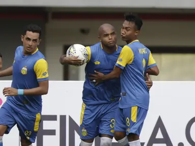 Bek Bhayangkara FC, Anderson Salles, melakukan selebrasi usai membobol gawang Mitra Kukar pada laga Piala Presiden 2019 di Stadion Patriot, Jawa Barat, Senin (11/3). Bhayangkara FC menang 2-1 atas Mitra Kukar. (Bola.com/M Iqbal Ichsan)