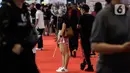 Seorang wanita membawa balon pada hari kedua pameran Indonesia International Motor Show (IIMS) 2023 di JIExpo Kemayoran, Jakarta Pusat, Jumat (17/2/2023). IIMS 2023 yang berlangsung hingga 26 Februari mengangkat tema "Bringing Opportunity for Otomotive Society Together" (BOOST) dan menghadirkan sekitar 40 merek otomotif dengan menampilkan produk dan konsep terbaru. (Liputan6.com/Johan Tallo)