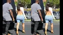 Kim Kardashian tampak seksi dengan busana yang memperlihatkan punggungnya saat kencan dengan Kanye West di kawasan Calabasas, Los Angeles, (19/10/14). (Dailymail)