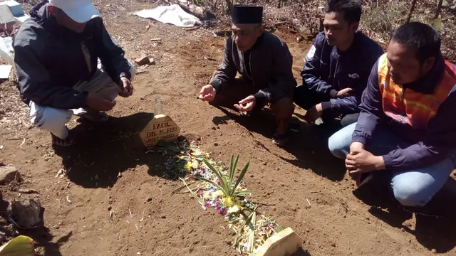 Orang tua dan keluarga FNM, korban penusukan siswa SD di Garut di atas pusara anaknya