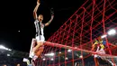 Pemain Juventus, Paulo Dybala, merayakan gelar juara Coppa Italia di atas mistar gawang di Stadion Olimpico, Roma, Sabtu (21/5/2016). (Reuters/Tony Gentile)