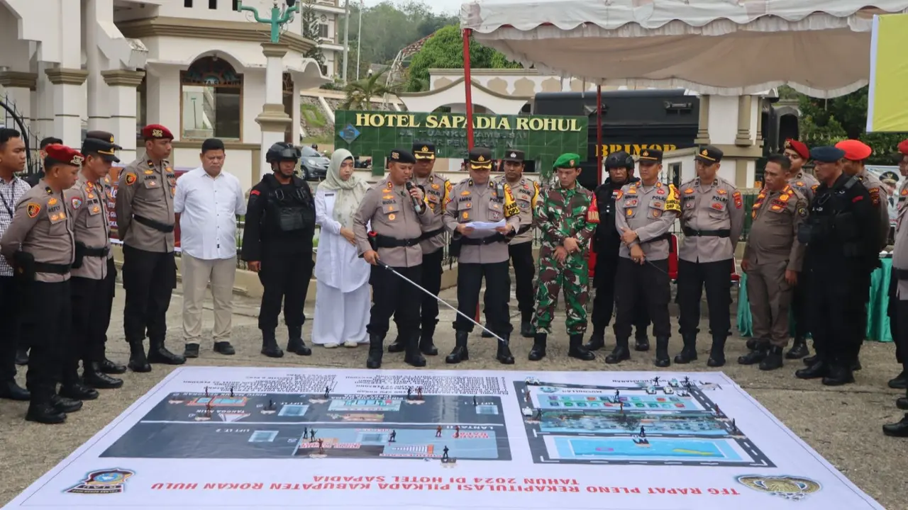 Kapolres Rokan Hulu AKBP Budi Setiyono memimpin persiapan pengamanan rapat rekapitulasi suara Pilkada oleh KPU.