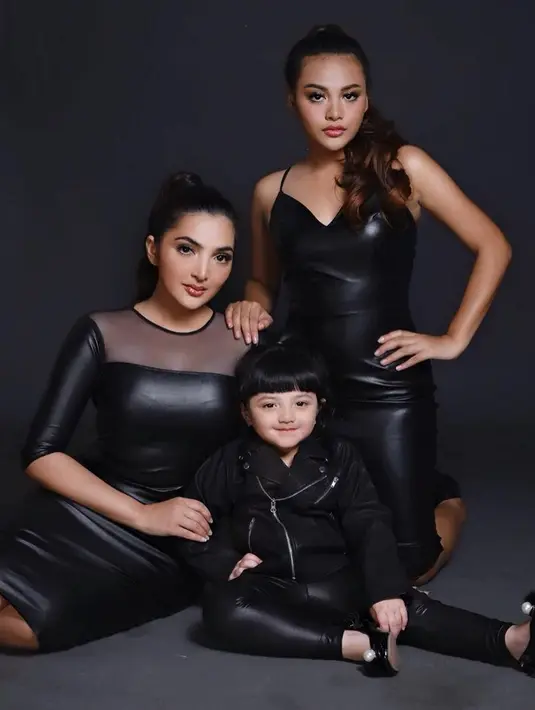 Kali ini Aurel Hermansyah, Ashanty, dan Arsy tampil kompak dengan mengenakan busana serba hitam. "Love of my life. Family," tulis Aurel sebagai keterangan foto. (Foto: instagram.com/aurelie.hermansyah)