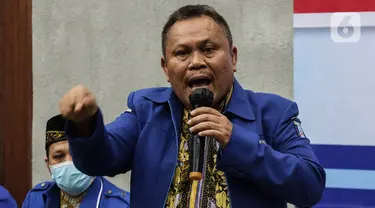 Sekjen Partai Demokrat versi KLB Jhonny Allen memberikan keterangan pers terkait urgensi KLB Sibolangit di Jakarta, Kamis (11/3/2021). Dalam keterangannya Jhonny mengatakan pengurus versi KLB akan melaporkan AHY ke kepolisian atas dugaan pemalsuan mukadimah AD/ART partai. (Liputan6.com/Johan Tallo)