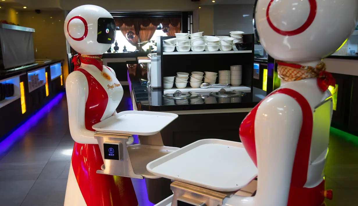 Robot pengganti pelayan sebagai bagian dari uji coba langkah-langkah aturan jaga jarak di restoran keluarga Royal Palace, Belanda, 27 Mei 2020. Robot ini bertugas menyapa pelanggan, menyajikan makanan dan minuman dan mengembalikan alat makan. (AP/Peter Dejong)