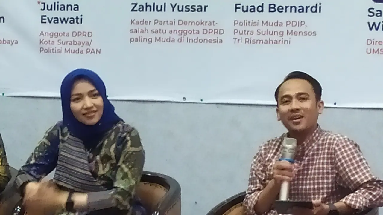 Peneliti Pusat Studi Anti Korupsi dan Demokrasi (PUSAD) Universitas Muhammadiyah (UM) Surabaya Radius Setiayan merilis hasil survei terkait politik dinasti di Jatim. (Dian Kurniawan/Liputan6.com)