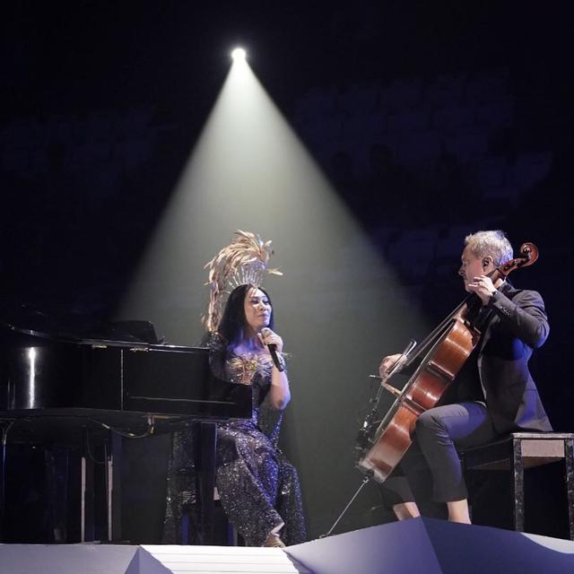 Jarang Terekspos, Ini 6 Momen Manis Anggun C Sasmi dengan Suami Bulenya