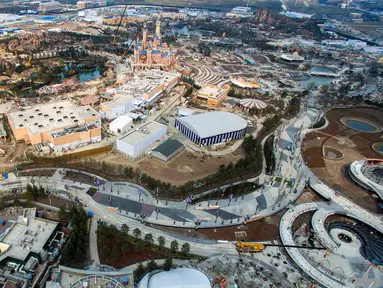 Gambar yang diambil pada 27 Maret 2016 menunjukkan pandangan udara Shanghai Disney Resort dan taman hiburan di Pudong, Shanghai (28/3). Disneyland buatan Cina ini akan dibuka pada 16 Juni mendatang. (AFP/STR/Cina OUT)