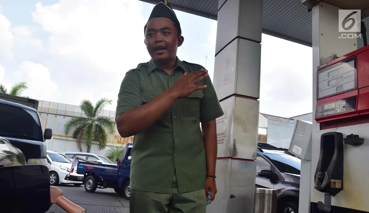 Petugas berbusana pejuang kemerdekaan melayani pelanggan saat memperingati Hari Pahlawan di Stasiun Pengisian Bahan Bakar Umum (SPBU)  Ahmad Yani, Semarang , Jumat (10/11). Baju pejuang digunakan untuk menghormati jasa pahlawan. (Liputan6.com/Gholib)