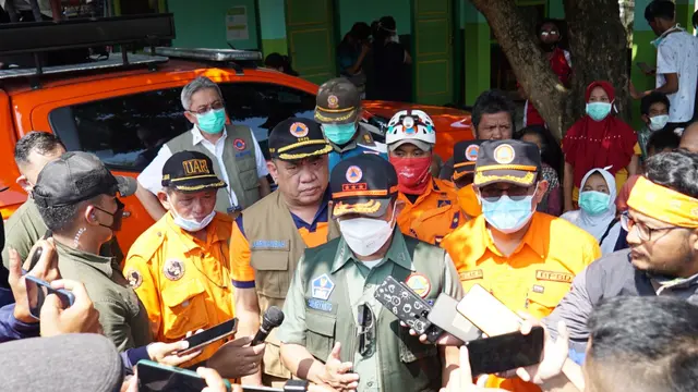 Kepala BNPB Letjen TNI Suharyanto tengah memberikan penjelasan di depan wartawan dalam kunjungannya di blok terdampak banjir Dayeuhandap, Kecamatan Garut Kota, Garut, Jawa Barat. (Liputan6.com/Jayadi Supriadin)