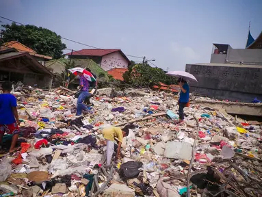 Warga mencari sisa-sisa barang yang masih terpakai di kawasan Tanjung Priok, Jakarta, Kamis (4/9/14). (Liputan6.com/Faizal Fanani)