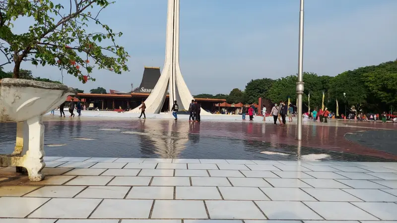 Taman Mini Indonesia Indah (TMII) yang tak luput dari tujuan destinasi masyarakat Ibu Kota yang merayakan Hari Raya Idul Fitri.