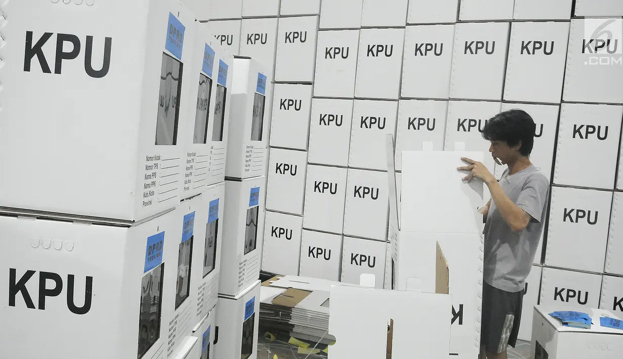 Pekerja merakit kotak suara Pemilu di kawasan Tugu, Cimanggis, Depok, Jawa Barat, Rabu (13/2). KPU Kota Depok mempersiapkan 27.686 kotak suara untuk didistribusikan ke 5.759 TPS di 11 kecamatan. (Liputan6.com/Herman Zakharia)