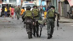 Sejumlah tentara membawa rekannya usai bom rakitan meledak dekat kendaraan militer di Kota Jolo, Pulau Sulu, Filipina, Senin (24/8/2020). Sebanyak 10 orang tewas dan puluhan lainnya terluka -banyak dari mereka tentara atau polisi- dalam pemboman ganda tersebut. (Nickee BUTLANGAN/AFP)
