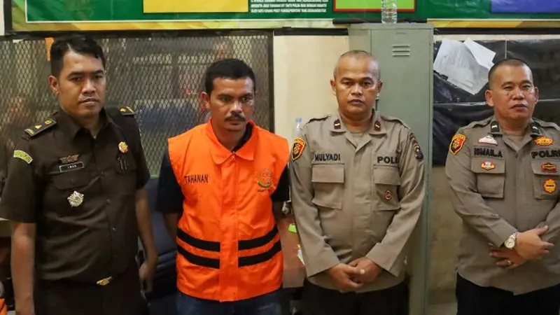 Bripka Bayu, oknum polisi terima suap bandar narkoba saat dalam proses hukum di Kejati Riau.