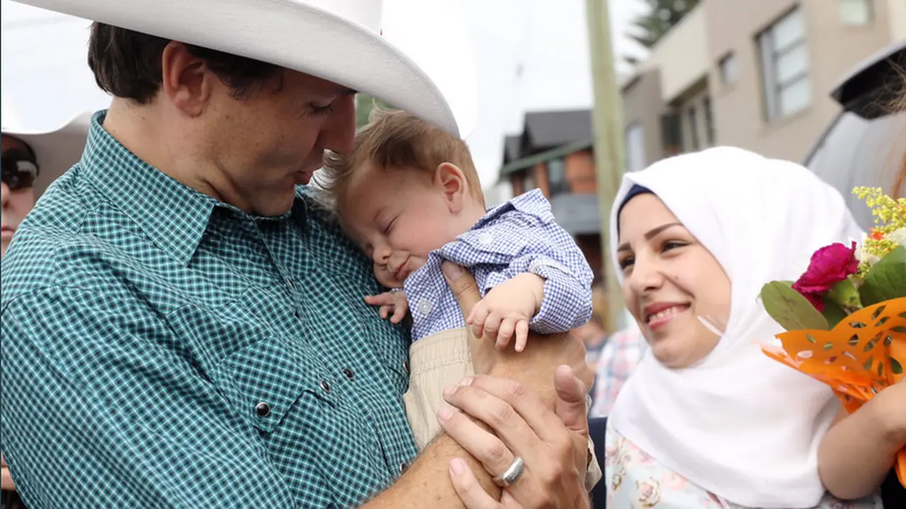 PM Kanada Peluk Bayi Pengungsi Suriah Bernama Justin Trudeau