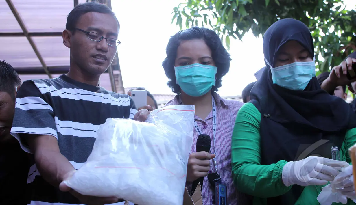 Petugas BNN memperlihatkan barang bukti shabu di lapangan BNN, Jakarta, Kamis ,(7/5/2015). Barang Bukti berupa shabu, ganja, canna chocolate, happy cookies siap dimusnahkan oleh petugas BNN. (Liputan6.com/Helmi Afandi)